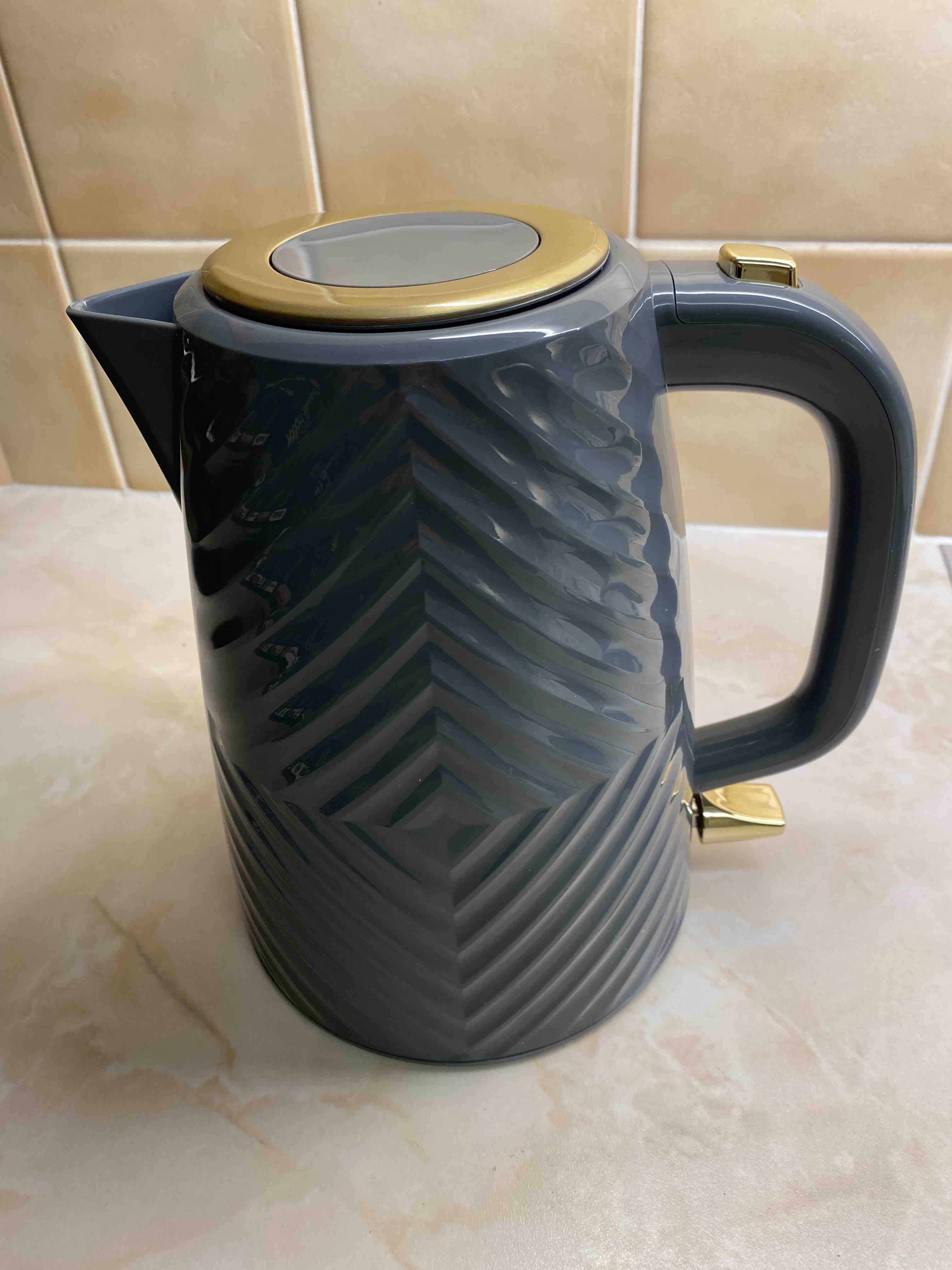 Comparison: Russell Hobbs Groove vs Honeycomb Kettle